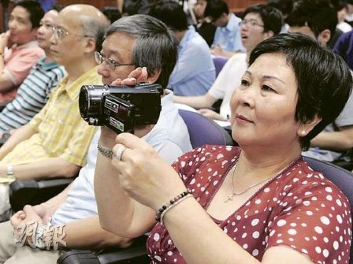 電腦節今年首設長者職位空缺,吳女士(紅衫者)表示自己年多前愛上攝影和拍片,期望可以在電腦節中為其他長者介紹不同電腦產品。(劉焌陶攝) 電腦節今年首設長者職位空缺,吳女士(紅衫者)表示自己年多前愛上攝影和拍片,期望可以在電腦節中為其他長者介紹不同電腦產品。(劉焌陶攝)