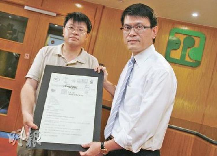 9個環保團體代表長春社公共事務經理李少文(左)昨向環境局長邱騰華(右)遞交請願信,要求政府全面檢討鄰近郊野公園私人土地的政策,以免再有具生態價值的土地遭破壞。(林振東攝) 9個環保團體代表長春社公共事務經理李少文(左)昨向環境局長邱騰華(右)遞交請願信,要求政府全面檢討鄰近郊野公園私人土地的政策,以免再有具生態價值的土地遭破壞。(林振東攝)