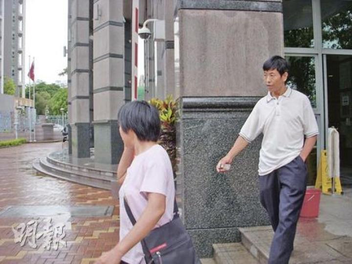 持雙程證的夫婦獨留7歲女兒在公園,被控承認疏忽照顧,獲准自簽500元守行為一年。(梁珮珊攝) 持雙程證的夫婦獨留7歲女兒在公園,被控承認疏忽照顧,獲准自簽500元守行為一年。(梁珮珊攝)