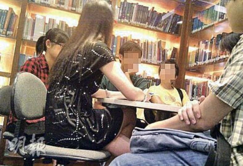 本報記者日前以學生身分,前往位於灣仔的中伸書院報讀服務管理副學士課程。中伸書院的升學顧問(黑色上衣女子)向本報記者表示,課程已通過政府審批,該課程及書院的資料已列於「經評審自資專上課程資料網」(iPASS)內,着記者放心報讀。圖為升學顧問向數名中五學生簡介課程資料。(明報記者攝) 本報記者日前以學生身分,前往位於灣仔的中伸書院報讀服務管理副學士課程。中伸書院的升學顧問(黑色上衣女子)向本報記者表示,課程已通過政府審批,該課程及書院的資料已列於「經評審自資專上課程資料網」(iPASS)內,着記者放心報讀。圖為升學顧問向數名中五學生簡介課程資料。(明報記者攝)