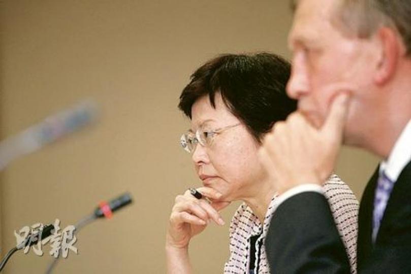 發展局長林鄭月娥（左）以副主席身分出席海濱事務委員會會議，大談對公私營合作發展海濱的看法。（林振東攝）