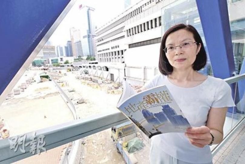 潘慧嫻2005年著作的中文版，名為《地產霸權》，趕及現於會展中心舉行的書展。該書點出近年樓價急升之下社會對政府和地產商的不滿。（陳智良攝）