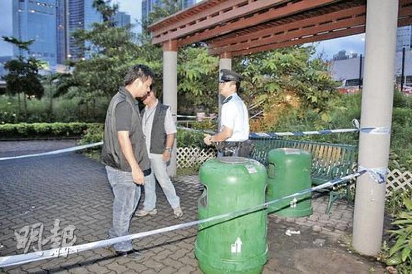 15歲少年弒母殺妹後逃離寓所,走到近1公里外的荃灣海濱公園徘徊,其後報警自首,警員到場後拘捕少年,並封鎖公園一角調查。(胡永輝攝) 15歲少年弒母殺妹後逃離寓所,走到近1公里外的荃灣海濱公園徘徊,其後報警自首,警員到場後拘捕少年,並封鎖公園一角調查。(胡永輝攝)