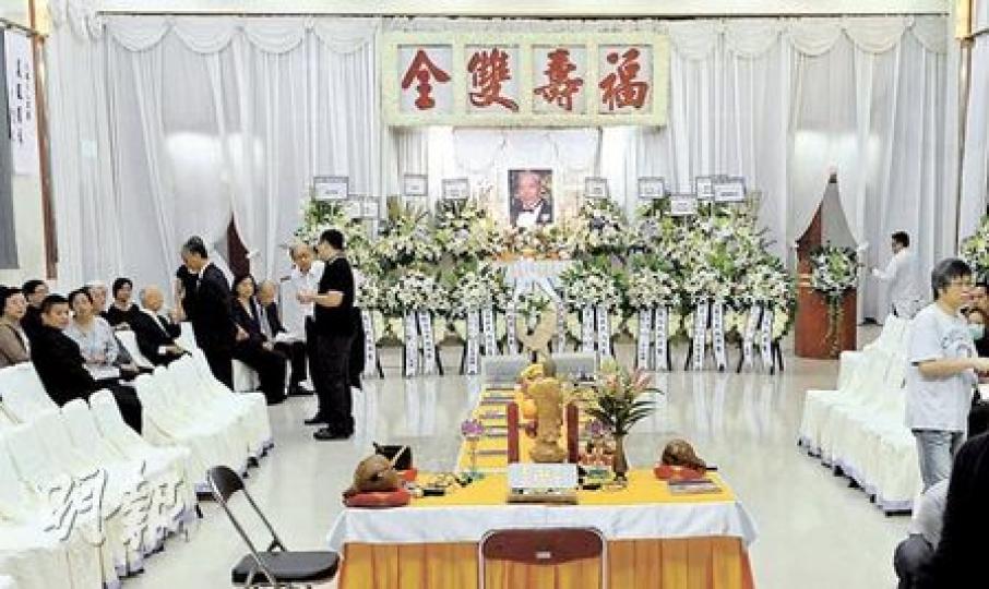 王廷歆的靈堂以白色為主,圖左方為其家人。(朱永倫攝) 王廷歆的靈堂以白色為主,圖左方為其家人。(朱永倫攝)