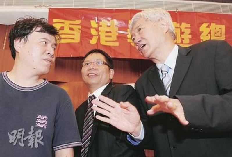 導遊總工會理事長黃嘉毅(左)指出,不少導遊不僅沒小費等收入,更要墊支若干雜費,要求旅遊業議會主席胡兆英(中)及總幹事董耀中(右)解決問題。(劉焌陶攝)導遊總工會昨晚舉行會員大會,逾200人出席。與會導遊普遍認為外間不理解他們的辛酸,特別是阿珍事件後,他們更受旅客歧視。(劉焌陶攝) 導遊總工會理事長黃嘉毅(左)指出,不少導遊不僅沒小費等收入,更要墊支若干雜費,要求旅遊業議會主席胡兆英(中)及總幹事董耀中(右)解決問題。(劉焌陶攝)導遊總工會昨晚舉行會員大會,逾200人出席。與會導遊普遍認為外間不理解他們的辛酸,特別是阿珍事件後,他們更受旅客歧視。(劉焌陶攝)