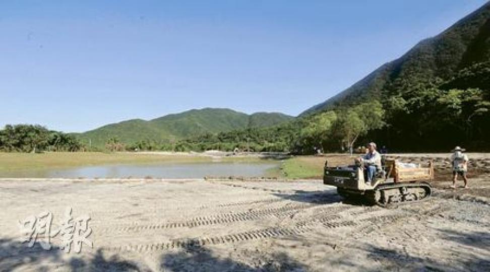 地政總署表示,西貢地政處早於6月已知會大浪西灣土地有關業主,指「若有任何發展項目必須向有關當局申請,並須獲得批准才可進行」,又曾到附近的政府土地豎立警告牌,但署方無交代為何派員豎立警告牌時,無即時阻止未經申請的工程或作出警告。(余俊亮攝) 地政總署表示,西貢地政處早於6月已知會大浪西灣土地有關業主,指「若有任何發展項目必須向有關當局申請,並須獲得批准才可進行」,又曾到附近的政府土地豎立警告牌,但署方無交代為何派員豎立警告牌時,無即時阻止未經申請的工程或作出警告。(余俊亮攝)