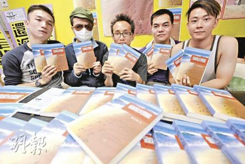 「午夜藍」總幹事姚偉明(中)與多名團體幹事指出,希望大眾透過新書《性路無疆》,讓港人正視男性性工作者的存在,左二為內地來港的男妓「旺旺」(化名)。(余俊亮攝) 「午夜藍」總幹事姚偉明(中)與多名團體幹事指出,希望大眾透過新書《性路無疆》,讓港人正視男性性工作者的存在,左二為內地來港的男妓「旺旺」(化名)。(余俊亮攝)