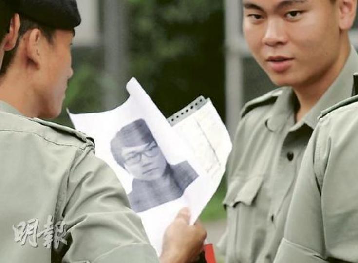 警方召來大批機動部隊人員,手持失蹤青年梁浩文的照片影印本到附近山頭搜索。(李銘攝)消防蛙人在下城門搜索兩名懷疑釣魚期間被洪水冲走的青年,但因水太污濁,搜索很困難。(李銘攝) 警方召來大批機動部隊人員,手持失蹤青年梁浩文的照片影印本到附近山頭搜索。(李銘攝)消防蛙人在下城門搜索兩名懷疑釣魚期間被洪水冲走的青年,但因水太污濁,搜索很困難。(李銘攝)