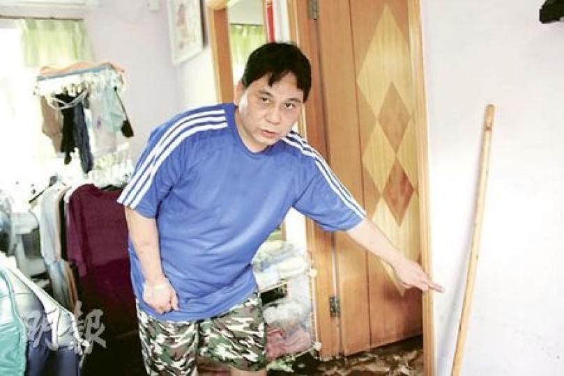 李伯兒子李惠光居於父母隔鄰,前日儘管已鎖起門窗,但洪水仍湧入屋。圖為他指出當日最高水位。(林綺琪攝)村內有河道改善工程,村民指承建商將大量建材如石墩等放在河牀,令河道排洪能力大減。(劉友光攝) 李伯兒子李惠光居於父母隔鄰,前日儘管已鎖起門窗,但洪水仍湧入屋。圖為他指出當日最高水位。(林綺琪攝)村內有河道改善工程,村民指承建商將大量建材如石墩等放在河牀,令河道排洪能力大減。(劉友光攝)