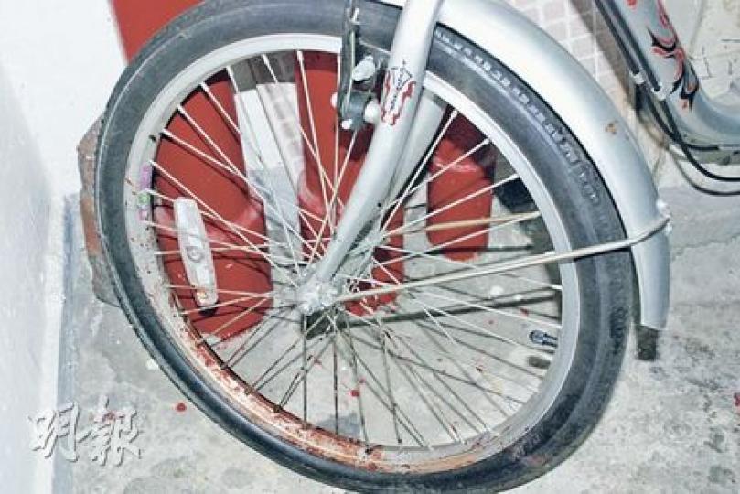 少年行兇時血花四濺,家中不少物品沾上血漬,一部車輪沾血的單車昨被暫被放在後樓梯。(屈俊樂攝) 少年行兇時血花四濺,家中不少物品沾上血漬,一部車輪沾血的單車昨被暫被放在後樓梯。(屈俊樂攝)