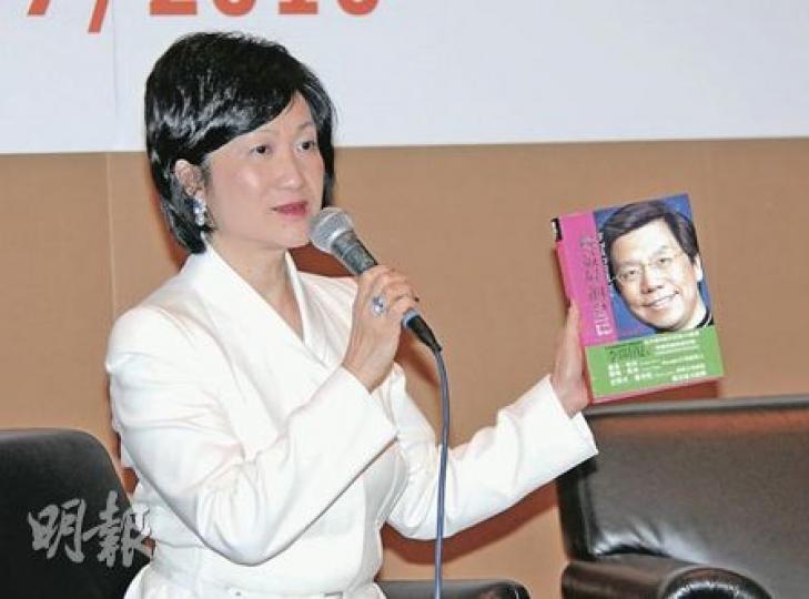 立法會議員葉劉淑儀昨日主持書展講座,向讀者推介多本書籍,除了英文和歷史書,她認為自傳亦有可讀性,並推介中國谷歌前行政總裁李開復的《做最好的自己》。(陳淑安攝) 立法會議員葉劉淑儀昨日主持書展講座,向讀者推介多本書籍,除了英文和歷史書,她認為自傳亦有可讀性,並推介中國谷歌前行政總裁李開復的《做最好的自己》。(陳淑安攝)