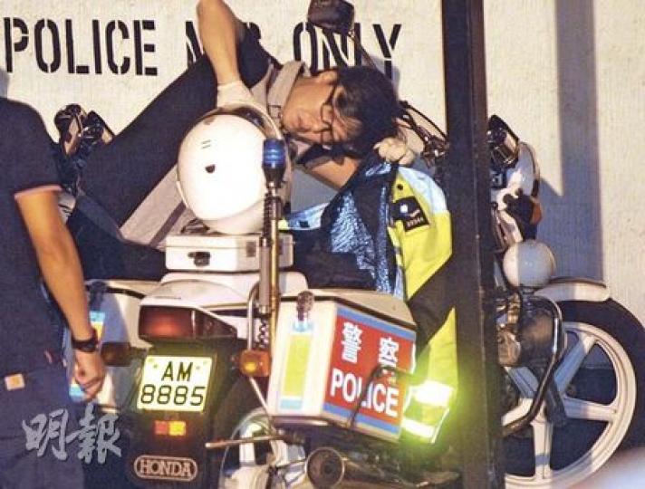 探員事後檢查吞槍死亡高級警員陳建華的電單車,並且在行李箱內檢走陳的外套及頭盔。(余俊亮攝)高級警員陳建華吞槍身亡,多名親屬趕至醫院了解,聞噩耗後傷心離去。(樊銳昌攝) 探員事後檢查吞槍死亡高級警員陳建華的電單車,並且在行李箱內檢走陳的外套及頭盔。(余俊亮攝)高級警員陳建華吞槍身亡,多名親屬趕至醫院了解,聞噩耗後傷心離去。(樊銳昌攝)