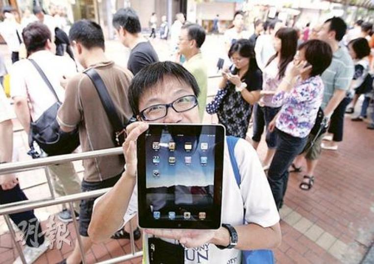 購得iPad的戴先生認為,吸引他買的原因在於「蘋果的品牌魔力」,更自稱就連別人想不到的功能,他也能用到。(李紹昌攝) 購得iPad的戴先生認為,吸引他買的原因在於「蘋果的品牌魔力」,更自稱就連別人想不到的功能,他也能用到。(李紹昌攝)