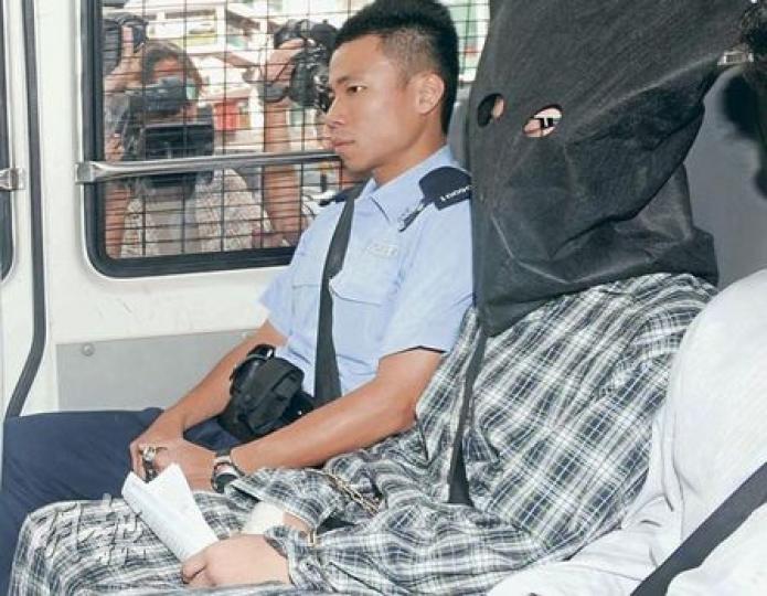 涉嫌斬殺親母和胞妹的15歲少年,昨被蒙頭押往與享和街寓所一街之隔的荃灣裁判法院提堂。他身穿醫院病人衣服,右手纏着繃帶,傷患未癒。(尹錦恩攝)被告的父親(左)在兒子提訊時一度落淚,離庭時神情哀傷,雙眼通紅,低頭不語,由其兄弟護送離開。(何偉畧攝) 涉嫌斬殺親母和胞妹的15歲少年,昨被蒙頭押往與享和街寓所一街之隔的荃灣裁判法院提堂。他身穿醫院病人衣服,右手纏着繃帶,傷患未癒。(尹錦恩攝)被告的父親(左)在兒子提訊時一度落淚,離庭時神情哀傷,雙眼通紅,低頭不語,由其兄弟護送離開。(何偉畧攝)