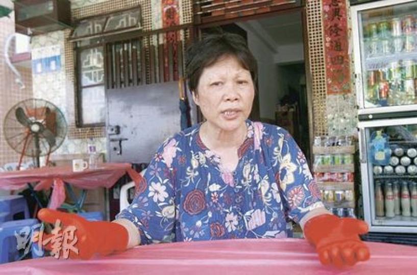 士多老闆娘翁太對海下灣發展豪宅表示期待,希望能帶旺海下村。她強調,不能怪賣地給地產商的村民貪錢,因為有錢才能改善生活。(林振東攝) 士多老闆娘翁太對海下灣發展豪宅表示期待,希望能帶旺海下村。她強調,不能怪賣地給地產商的村民貪錢,因為有錢才能改善生活。(林振東攝)