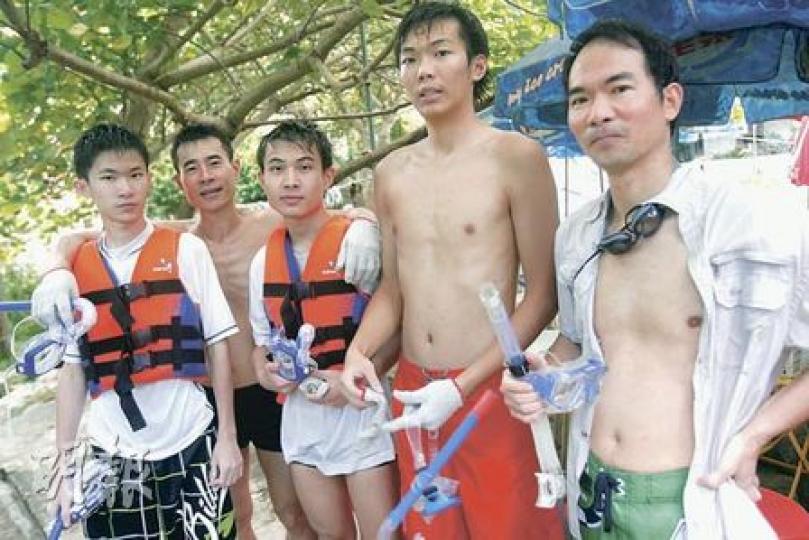海下灣吸引不少浮潛愛好者,林先生(左二)一年雖只來海下灣一次,但仍希望能保留海下灣的面貌。(林振東攝) 海下灣吸引不少浮潛愛好者,林先生(左二)一年雖只來海下灣一次,但仍希望能保留海下灣的面貌。(林振東攝)