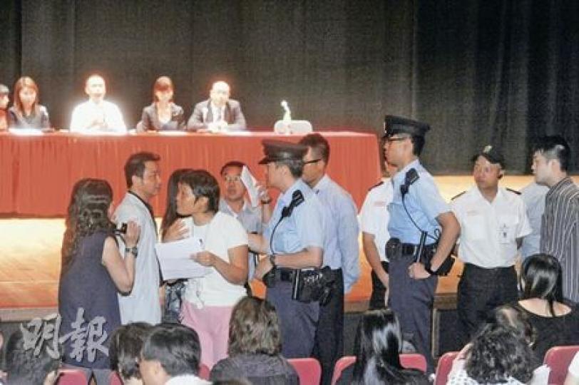 立法會議員李永達及部分債權人到台前質詢臨時清盤人陳健衡(台上白衣者)之身分,陳多次否認自己為Planet Yoga之董事,雙方一度發生衝突,需在場警員介入調停。(尹錦恩攝) 立法會議員李永達及部分債權人到台前質詢臨時清盤人陳健衡(台上白衣者)之身分,陳多次否認自己為Planet Yoga之董事,雙方一度發生衝突,需在場警員介入調停。(尹錦恩攝)