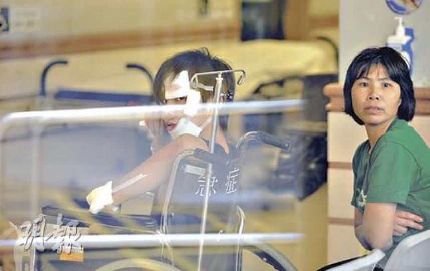 駕單車載着少女的姓鄭少年意外後前額、左臉及左臂均受傷,需送院治理。(樊銳昌攝)肇事單車意外後留在路邊。(樊銳昌攝) 駕單車載着少女的姓鄭少年意外後前額、左臉及左臂均受傷,需送院治理。(樊銳昌攝)肇事單車意外後留在路邊。(樊銳昌攝)