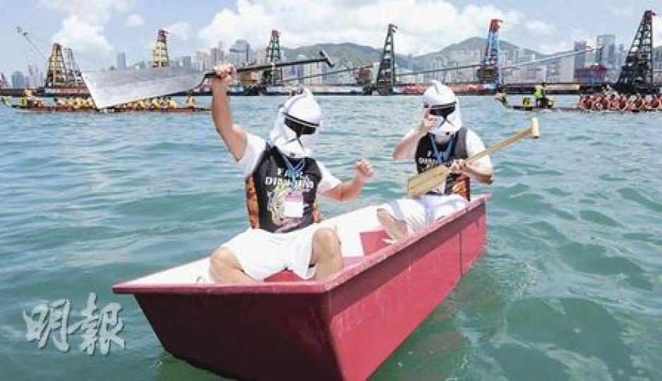 「星戰」粉絲莫先生及陳先生戴上戲中士兵頭盔出戰「 浴缸賽」,最後更奪得冠軍。他們說戴頭盔作賽其實「很熱」,訓練時從來不會這樣做,至於為什麼選戴士兵頭盔?答案是黑武士的頭盔「無貨」。(余俊亮攝)香港龍舟嘉年華昨日舉行「划浴缸」賽事,是本港11年來首次。今日中午1時將再有兩場浴缸賽舉行,昨日錯過了的市民,今日可到尖東海旁欣賞。(余俊亮攝) 「星戰」粉絲莫先生及陳先生戴上戲中士兵頭盔出戰「 浴缸賽」,最後更奪得冠軍。他們說戴頭盔作賽其實「很熱」,訓練時從來不會這樣做,至於為什麼選戴士兵頭盔?答案是黑武士的頭盔「無貨」。(余俊亮攝)香港龍舟嘉年華昨日舉行「划浴缸」賽事,是本港11年來首次。今日中午1時將再有兩場浴缸賽舉行,昨日錯過了的市民,今日可到尖東海旁欣賞。(余俊亮攝)