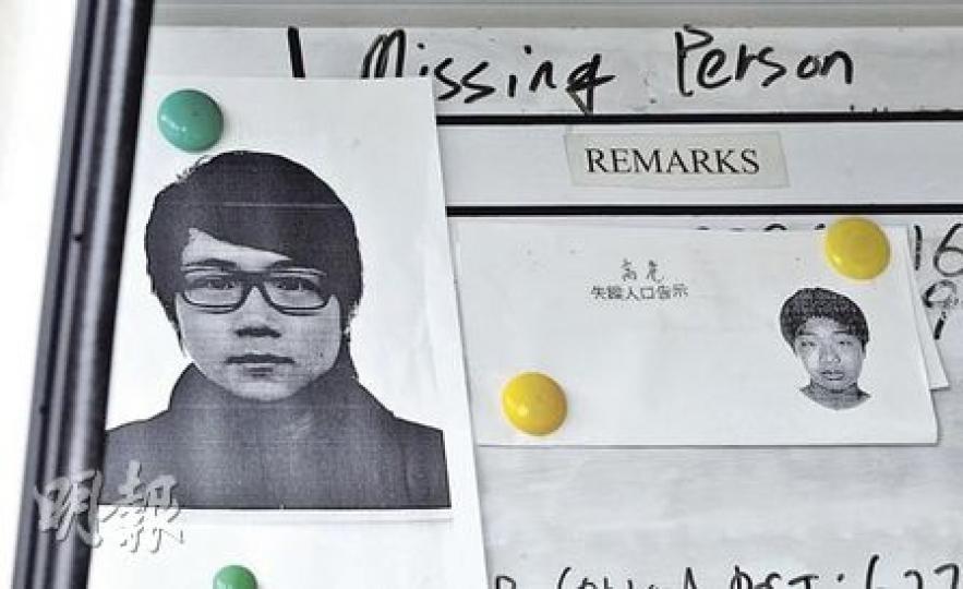 警方在警車內貼上失蹤多日的梁浩文（左）和朱家柱（右）的相片影印本。（馮國良攝）