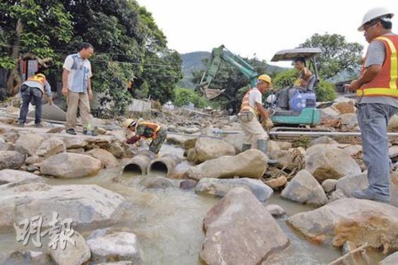 政府外判施工隊出動小型挖泥車在大埔河下游河牀挖掘，疏通流水，但亂石堆積延綿幾百米，居民希望在下場大雨來臨前盡快完工。（張景寧攝）