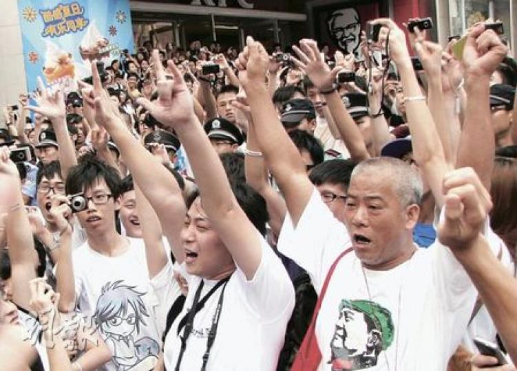 廣州市江南西路昨日有超過2000名民眾集會撐粵語,以「80後」及「90後」為主,也有不少中老年人。(明報記者攝)兩名「絲襪男」稱要向省委書記汪洋陳詞,要求保護粵語文化。(明報記者攝)警察和便衣在鄰近二樓平台拍攝集會情况。(明報記者攝) 廣州市江南西路昨日有超過2000名民眾集會撐粵語,以「80後」及「90後」為主,也有不少中老年人。(明報記者攝)兩名「絲襪男」稱要向省委書記汪洋陳詞,要求保護粵語文化。(明報記者攝)警察和便衣在鄰近二樓平台拍攝集會情况。(明報記者攝)