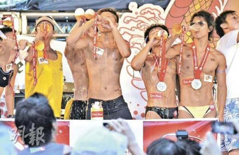 國際龍舟邀請賽上,龍舟健兒在海上比賽以浪花消暑,岸上則舉行啤酒競飲大賽,台上健兒穿泳褲舉杯暢飲冰凍啤酒,未知台下觀眾會否感到特別涼快。(葉漢華攝)「鼓聲起、划槳落」,傳媒邀請賽的龍舟選手落力比賽,現場觀眾亦落力歡呼,氣氛熱鬧。(葉漢華攝) 國際龍舟邀請賽上,龍舟健兒在海上比賽以浪花消暑,岸上則舉行啤酒競飲大賽,台上健兒穿泳褲舉杯暢飲冰凍啤酒,未知台下觀眾會否感到特別涼快。(葉漢華攝)「鼓聲起、划槳落」,傳媒邀請賽的龍舟選手落力比賽,現場觀眾亦落力歡呼,氣氛熱鬧。(葉漢華攝)