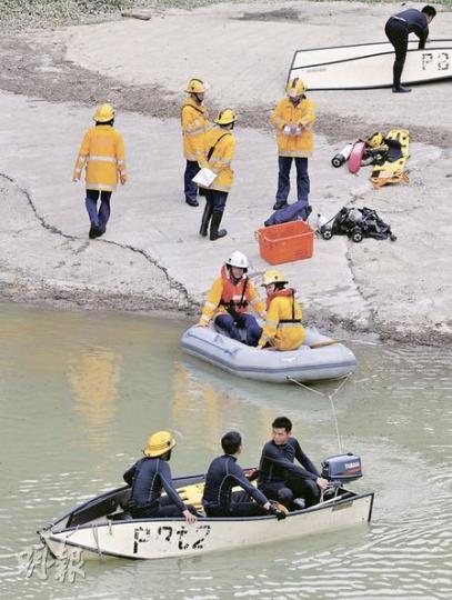 消防連日的搜索行動已出動200人，當中包括20名蛙人，在水陸兩路不斷搜索。（馮國良攝）