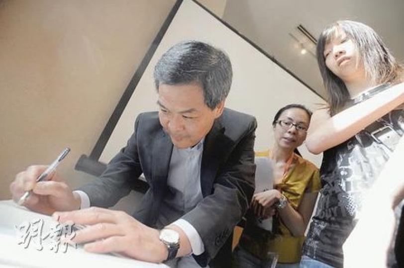 行政會議召集人梁振英（左）昨為新書舉行講座，指此書是他在《明報》筆陣專欄的文章集結而成，不少市民上前請他在書上簽名。（余俊亮攝）