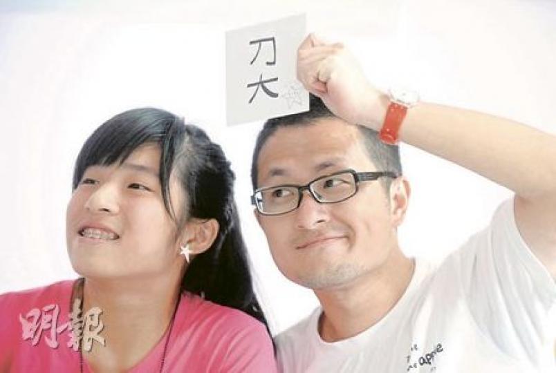 九把刀(右)對每名書迷一視同仁,每次簽名後都擺「甫士」合照,又九十度鞠躬感謝讀者支持。圖為他向書迷送上一張寫上「刀大」的簽名卡。(余俊亮攝)超過300名九把刀的忠實讀者昨到灣仔會展排隊索簽名,其中(左起)Oscar、未來和Brian都非常喜歡他的作品,已經達到偶爾打開一頁,便隨時看至天光的地步。他們說:「九把刀的武俠不是純武俠,有現代性,愛情小說不女性化,也很感動,如果說他的暴力血腥描寫會令讀者殺人,那麼今日好多人都有可能。」3人認為九把刀作品「其實充滿親情,不少是他親身經歷,正氣、熱血感人」。 九把刀(右)對每名書迷一視同仁,每次簽名後都擺「甫士」合照,又九十度鞠躬感謝讀者支持。圖為他向書迷送上一張寫上「刀大」的簽名卡。(余俊亮攝)超過300名九把刀的忠實讀者昨到灣仔會展排隊索簽名,其中(左起)Oscar、未來和Brian都非常喜歡他的作品,已經達到偶爾打開一頁,便隨時看至天光的地步。他們說:「九把刀的武俠不是純武俠,有現代性,愛情小說不女性化,也很感動,如果說他的暴力血腥描寫會令讀者殺人,那麼今日好多人都有可能。」3人認為九把刀作品「其實充滿親情,不少是他親身經歷,正氣、熱血感人」。