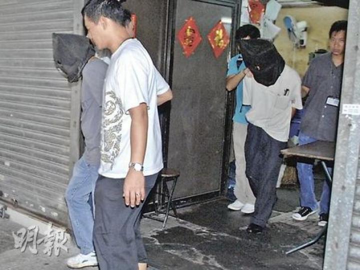 兩名竊匪爆竊炮台街一間玉器店,被埋伏的探員當場逮捕,蒙頭押返警署問話。(胡永輝攝) 兩名竊匪爆竊炮台街一間玉器店,被埋伏的探員當場逮捕,蒙頭押返警署問話。(胡永輝攝)