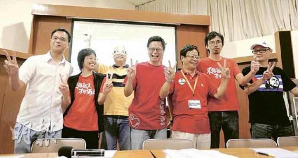 社民連昨日舉行特別會員大會,討論香港政治形勢變化和選出一名行政委員填補空缺,由任亮憲(左一)擊敗嚴敏華(左二)當選。出席會員大會包括立法會議員陳偉業(左三起)、主席陶君行、立法會議員黃毓民、副主席吳文遠及秘書長季詩傑。(余俊亮攝) 社民連昨日舉行特別會員大會,討論香港政治形勢變化和選出一名行政委員填補空缺,由任亮憲(左一)擊敗嚴敏華(左二)當選。出席會員大會包括立法會議員陳偉業(左三起)、主席陶君行、立法會議員黃毓民、副主席吳文遠及秘書長季詩傑。(余俊亮攝)