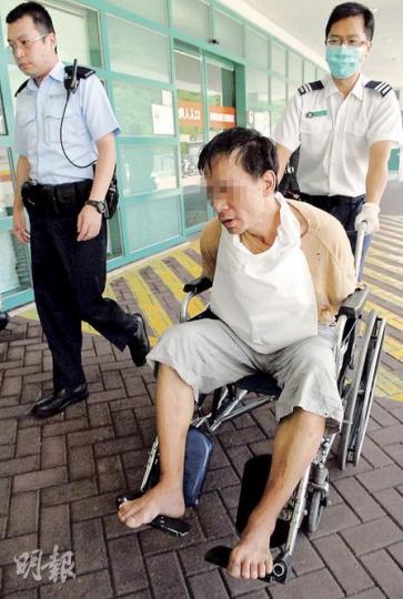 涉嫌襲警拒捕男子,被捕後送院敷治。(李銘攝) 涉嫌襲警拒捕男子,被捕後送院敷治。(李銘攝)