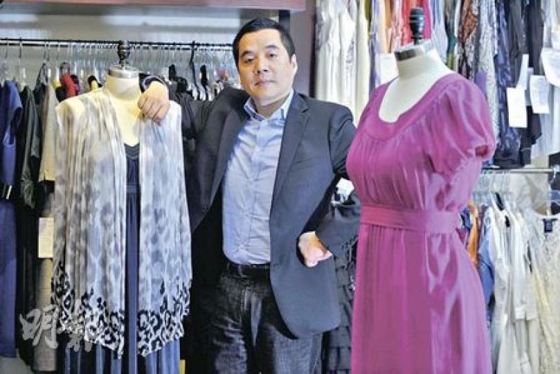 丁雄爾表示,旗下品牌「FINITY」服裝大部分由自家工廠生產,以確保產品質素。(朱永倫攝) 丁雄爾表示,旗下品牌「FINITY」服裝大部分由自家工廠生產,以確保產品質素。(朱永倫攝)
