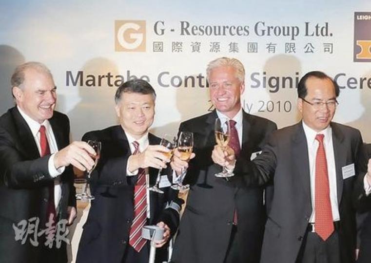 國際資源昨與採礦承包商禮頓亞洲簽訂採礦合約,圖為國際資源副主席Owen Hegarty(左一)、主席趙渡(左二)、副主席柯清輝(右一),以及禮頓亞洲董事總經理Hamish Tyrwhitt(右二)出席簽約儀式。(張智超攝) 國際資源昨與採礦承包商禮頓亞洲簽訂採礦合約,圖為國際資源副主席Owen Hegarty(左一)、主席趙渡(左二)、副主席柯清輝(右一),以及禮頓亞洲董事總經理Hamish Tyrwhitt(右二)出席簽約儀式。(張智超攝)
