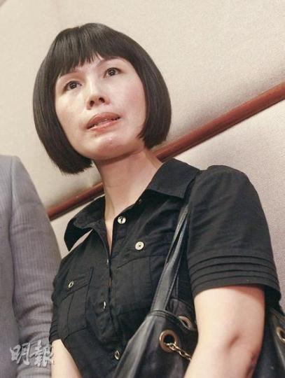 罵遊客事件揭發12日後,30多歲的李巧珍終於在記者會上現身,除向團友及市民致歉,亦談及自己由湖北家鄉來港近10年的新移民經歷,指在港生存不容易。(林振東攝)女導遊李巧珍(前左)在立法會旅遊界代表謝偉俊(前中)陪同下,聯同聘請她的金凱國際旅遊的董事總經理周文偉(右)現身。她在記者會上多次低頭認錯,又指自己是因為個別團友言語刺激才會情緒失控。(林振東攝) 罵遊客事件揭發12日後,30多歲的李巧珍終於在記者會上現身,除向團友及市民致歉,亦談及自己由湖北家鄉來港近10年的新移民經歷,指在港生存不容易。(林振東攝)女導遊李巧珍(前左)在立法會旅遊界代表謝偉俊(前中)陪同下,聯同聘請她的金凱國際旅遊的董事總經理周文偉(右)現身。她在記者會上多次低頭認錯,又指自己是因為個別團友言語刺激才會情緒失控。(林振東攝)