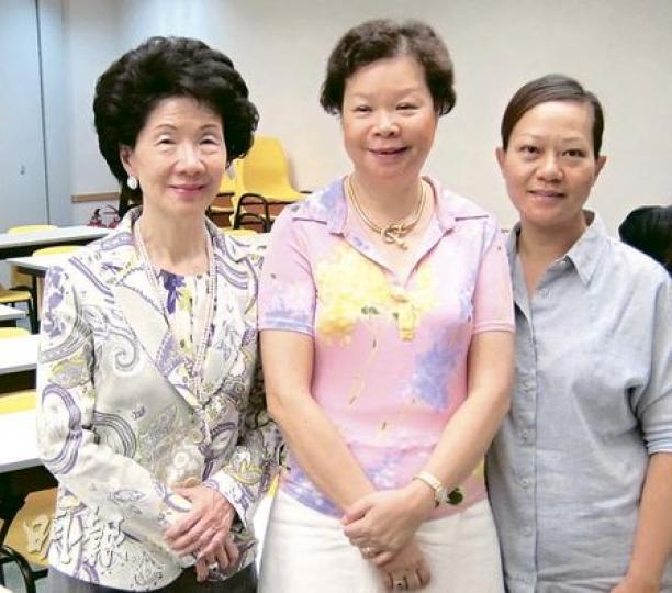 心繫旅遊業的方寧生(左)與昔日同事李小蘭(中)創辦香港旅遊專業培訓中心,她們與導師陳小姐(右)關注「阿珍」事件對導遊行業的影響。(施嘉雯攝) 心繫旅遊業的方寧生(左)與昔日同事李小蘭(中)創辦香港旅遊專業培訓中心,她們與導師陳小姐(右)關注「阿珍」事件對導遊行業的影響。(施嘉雯攝)