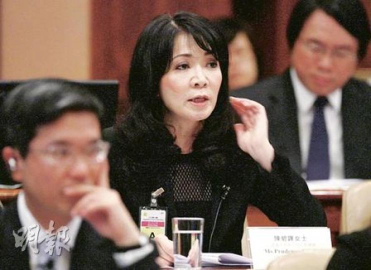 八達通行政總裁陳碧鏵(中)昨被傳召到立法會,為「日日賞」計劃涉轉售會員人資料圖利解畫,其間在她身旁的八達通公司顧問不斷向她「遞紙仔」建議如何回應問題。(林振東攝) 八達通行政總裁陳碧鏵(中)昨被傳召到立法會,為「日日賞」計劃涉轉售會員人資料圖利解畫,其間在她身旁的八達通公司顧問不斷向她「遞紙仔」建議如何回應問題。(林振東攝)