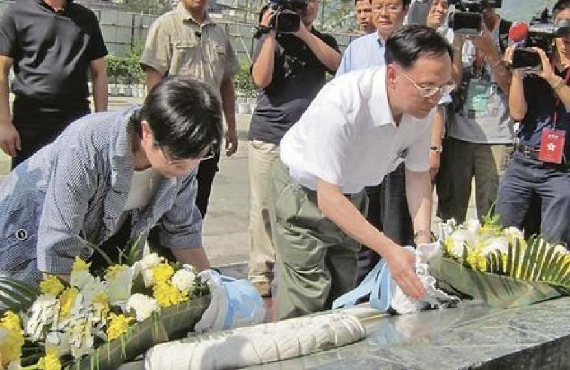 曾蔭權(右)與太太曾鮑笑薇(左)昨日在映秀鎮漩口中學遺址憑弔死難者,並到抗震救災紀念碑前獻花。(陳雪玲攝) 曾蔭權(右)與太太曾鮑笑薇(左)昨日在映秀鎮漩口中學遺址憑弔死難者,並到抗震救災紀念碑前獻花。(陳雪玲攝)