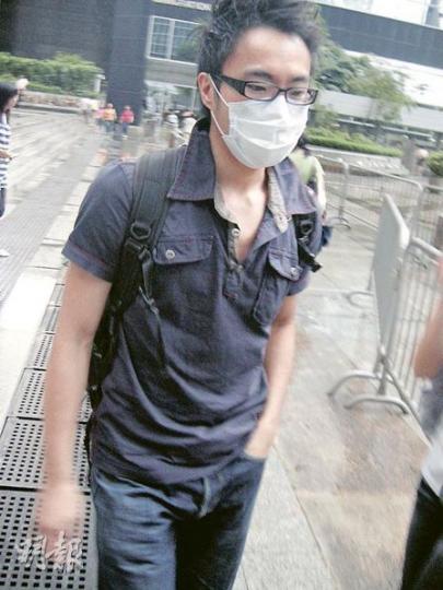 被前女友游繩入屋持刀要求復合的男子陳達夫,直言難忍對方蠻不講理而分手,庭上始終未有望向對方,他作供後默然離開法院。(吳光熙攝) 被前女友游繩入屋持刀要求復合的男子陳達夫,直言難忍對方蠻不講理而分手,庭上始終未有望向對方,他作供後默然離開法院。(吳光熙攝)