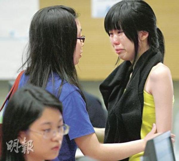 在街頭露宿2晚的李同學(右),昨日只獲第四志願學額,但後來得悉另一遲10分鐘才選科的朋友「遲來先上岸」,入讀她選科時一度聲稱已滿額的課程,令她即場聲淚俱下,批評制度不公。(李紹昌攝) 在街頭露宿2晚的李同學(右),昨日只獲第四志願學額,但後來得悉另一遲10分鐘才選科的朋友「遲來先上岸」,入讀她選科時一度聲稱已滿額的課程,令她即場聲淚俱下,批評制度不公。(李紹昌攝)