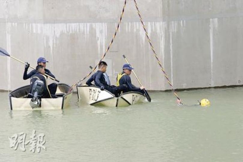 消防蛙人昨日繼續在發現朱嘉柱遺體的水塘位置搜索,消防表示由於現場水深達42米,能見度低,令搜救困難。(蘇偉明攝) 消防蛙人昨日繼續在發現朱嘉柱遺體的水塘位置搜索,消防表示由於現場水深達42米,能見度低,令搜救困難。(蘇偉明攝)