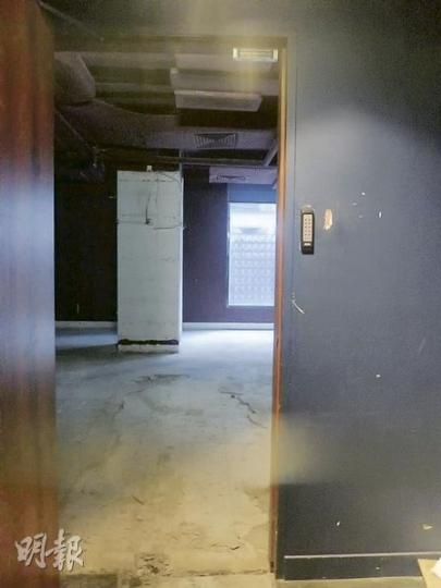 The Blue Room原址位於中環明珠行2樓,現已結業,記者昨登門從防火門玻璃往內望,看見場內一片空盪,地面凹凸不平。(何偉畧攝) The Blue Room原址位於中環明珠行2樓,現已結業,記者昨登門從防火門玻璃往內望,看見場內一片空盪,地面凹凸不平。(何偉畧攝)