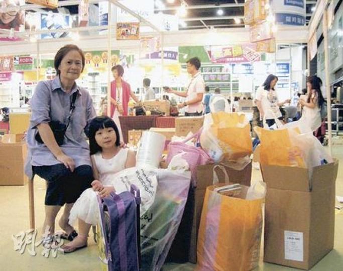 岑婆婆與媳婦及7歲孫女趁最後一天到書展花7000元購書,岑婆婆(左)與孫女(右)昨午4時多累得坐在展場,等媳婦回來協助搬走十多袋書。(彭碧珊攝) 岑婆婆與媳婦及7歲孫女趁最後一天到書展花7000元購書,岑婆婆(左)與孫女(右)昨午4時多累得坐在展場,等媳婦回來協助搬走十多袋書。(彭碧珊攝)