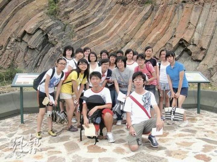 校記到萬宜地質步道考察香港的岩石地貌,獲益良多。(鄭寶欣、傳媒teen使黃美欣攝) 校記到萬宜地質步道考察香港的岩石地貌,獲益良多。(鄭寶欣、傳媒teen使黃美欣攝)