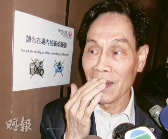鄭先生昨天拍得碧瑤灣一個單位之後,向傳媒說﹕「個成交價好平,非常扺,買得好開心。」(鄧雅各攝) 鄭先生昨天拍得碧瑤灣一個單位之後,向傳媒說﹕「個成交價好平,非常扺,買得好開心。」(鄧雅各攝)