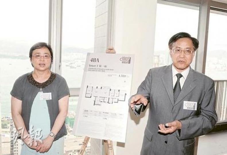 嘉里發展執行董事朱葉培(右)指,集團依然看好豪宅租務市道;旁為嘉里代理市務總經理吳美珊。(劉焌陶攝) 嘉里發展執行董事朱葉培(右)指,集團依然看好豪宅租務市道;旁為嘉里代理市務總經理吳美珊。(劉焌陶攝)