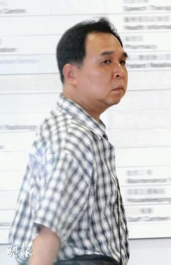 便衣保安員謝先生與涉案婦人糾纏時滾下扶手電梯,左臂受輕傷。(劉友光攝) 便衣保安員謝先生與涉案婦人糾纏時滾下扶手電梯,左臂受輕傷。(劉友光攝)