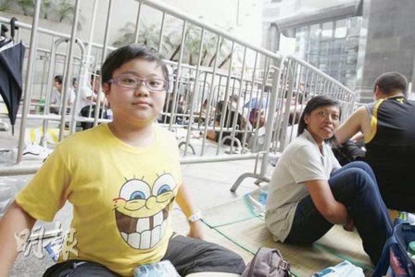 13歲的曹小朋友周三晚上偕母親和家傭到會展外排隊，他表示希望入場買得全套限量版「爆旋陀螺」玩具。（陳智良攝）排頭位的李先生上周三已到場排隊，為求買得心頭好，他特別向公司申請了9天年假。（陳智良攝）來自台灣的網遊《夢境古龍》代言人「大元」（右）表示，香港動漫節規模較台灣大，主辦單位將安排首20名買家與她「抱抱」。（陳智良攝）排頭位的李先生花9天排隊，就是為購買全場僅10套的特別版「卡倫」手辦模型（圖），每台定價800元，水晶版為非賣品，會贈予首兩名買家。（林錫禮攝）玉皇朝負責人特別推介「南宮問天」