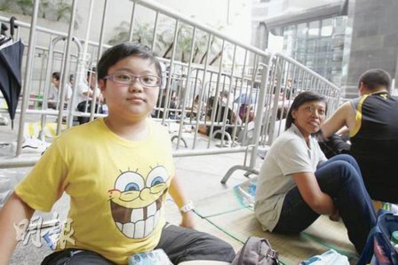 13歲的曹小朋友周三晚上偕母親和家傭到會展外排隊,他表示希望入場買得全套限量版「爆旋陀螺」玩具。(陳智良攝)排頭位的李先生上周三已到場排隊,為求買得心頭好,他特別向公司申請了9天年假。(陳智良攝)來自台灣的網遊《夢境古龍》代言人「大元」(右)表示,香港動漫節規模較台灣大,主辦單位將安排首20名買家與她「抱抱」。(陳智良攝)排頭位的李先生花9天排隊,就是為購買全場僅10套的特別版「卡倫」手辦模型(圖),每台定價800元,水晶版為非賣品,會贈予首兩名買家。(林錫禮攝)玉皇朝負責人特別推介「南宮問天」 13歲的曹小朋友周三晚上偕母親和家傭到會展外排隊,他表示希望入場買得全套限量版「爆旋陀螺」玩具。(陳智良攝)排頭位的李先生上周三已到場排隊,為求買得心頭好,他特別向公司申請了9天年假。(陳智良攝)來自台灣的網遊《夢境古龍》代言人「大元」(右)表示,香港動漫節規模較台灣大,主辦單位將安排首20名買家與她「抱抱」。(陳智良攝)排頭位的李先生花9天排隊,就是為購買全場僅10套的特別版「卡倫」手辦模型(圖),每台定價800元,水晶版為非賣品,會贈予首兩名買家。(林錫禮攝)玉皇朝負責人特別推介「南宮問天」